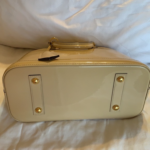 Authentic Louis Vuitton Patent Alma MM Beige With Gold Hardware! - Picture 4 of 8